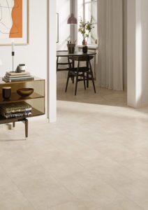 Open keuken en woonkamer met rechthoekige licht beige betonlook tegels in 30x60cm.