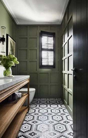 Mozaïektegels in klassiek patroon met tijdloze uitstraling en verfijnde afwerking. Geschikt voor vloer en wand in badkamer, keuken of inkomhal en ideaal voor een karaktervol interieur. Ontdek ze in onze toonzaal in Ieper.