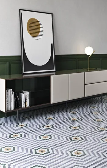 Onix mozaïektegels met een hip retro patroon en speelse kleurcombinaties. Perfect voor vloer of wand in badkamer, keuken of inkomhal en ideaal om een uniek accent te creëren. Ontdek de collectie in onze toonzaal in Ieper.