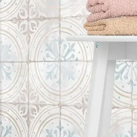 Keramische patroontegels 15x15 cm in zachte pastelkleuren met verfijnde decors. Ideaal voor vloer of wand in keuken, badkamer of toilet en perfect te combineren met bijpassende effen tegels voor een harmonieus geheel. Ontdek de collectie in onze toonzaal tussen Ieper, Kortrijk en Roeselare