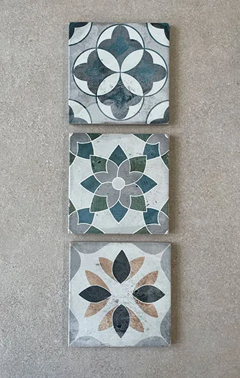 Verweerde of verouderde patroontegels 15x15 cm in 3 verschillende patronen. Keramische tegels met authentieke look die karakter en warmte toevoegen aan je interieur. Zowel voor vloer en wand in de keuken, badkamer of het toilet. Ontdek ze in onze toonzaal in West Vlaanderen