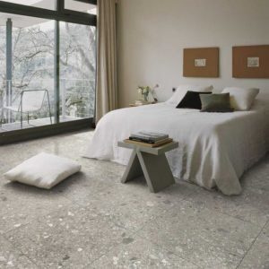 Slaapkamer met greige tegels in ceppo look.