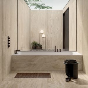 Grote beige tegels in travertin look.