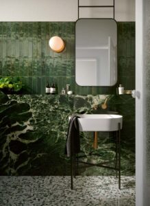 Grote groene XXL tegels van 6mm in combinatie met kleine groene wandtegels en terrazzo groen.