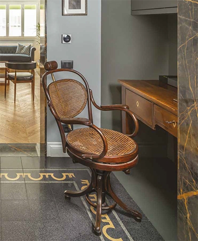 In deze bureau werd gekozen voor donker grijze antraciet granito tegels.
