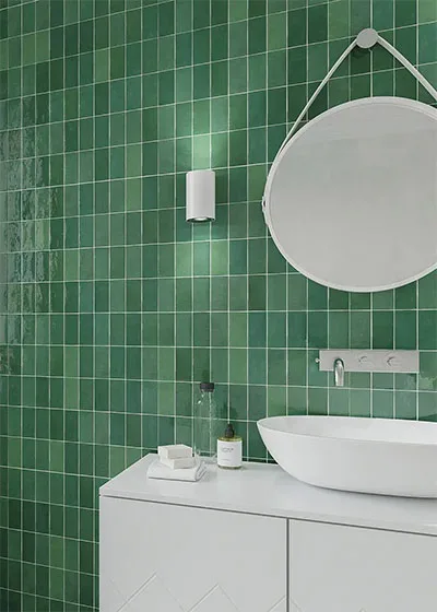 Lot groen blinkende wandtegels met onderling veel kleur nuance te koop bij Top Tegel 04 in West Vlaanderen
