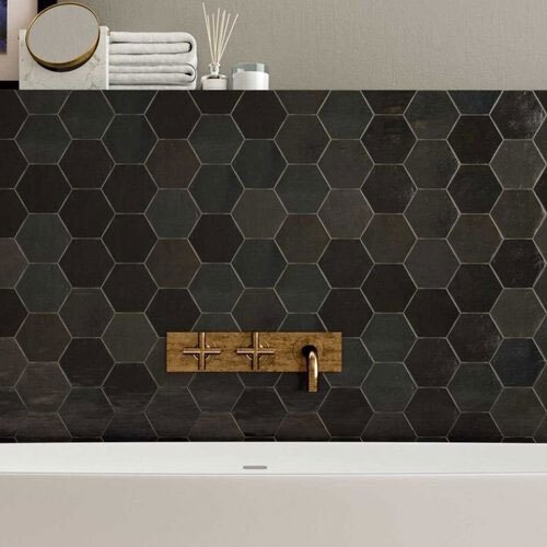 Deze keramische zelliges in hexagon aan de wand in de badkamer. 
