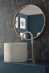 In deze donker blauwe badkamer werd gekozen voor zwarte keramische bejmat zelliges.