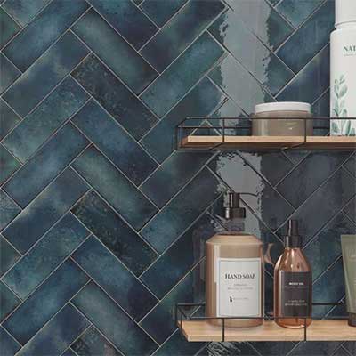 Visgraat tegels aan de spatwand in de keuken of toilet. Langwerpige kleine wandtegels in donkerblauw zijn ideaal voor elk wabi sabi of japandi interieur. 
