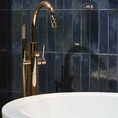 In deze kleine en donkere badkamer werd gekozen voor een donker interieur door gebruik te maken van keramische zelliges in rechthoekig formaat. Kleur donker koningsblauw. 