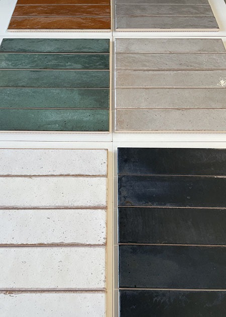Verschillende kleuren in rechthoekige wandtegels met een verouderde retro look. 