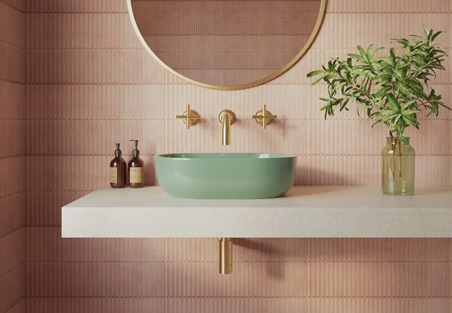 Accentmuur in de badkamer met roze, terracotta keramische kitkat wandtegels. Deze 3D tegels met structuur kunnen ook in de keuken of het toilet geplaatst worden.