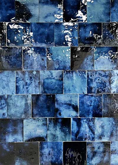 Een opvallende accentmuur met rechtgezaagde zelliges in magic blue