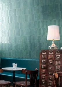 Equipe Tribecca snel leverbaar en op stock in de kleine wandtegel outlet van toptegel. Goedkope langwerpige keramische zelliges in turquoise met verouderde kanten. In de wandtegel outlet van Top Tegel 04 in West Vlaanderen.