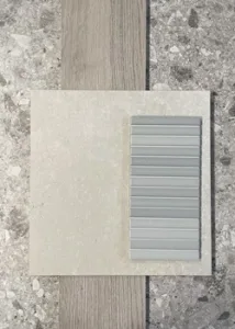Een grijs interieur met dit grijs moodboard met kitkat tegels. De grijze kleine wandtegels werden gecombineerd met grijze houtlook tegels en greige grote wandtegels.