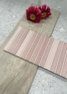 Licht rood roze kitkat tegels in de outlet van toptegel 04 in west vlaanderen