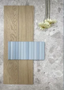 Moodboard met pastel blauwe finger tiles in licht blauw. Hier in combinatie met keramische grijze ceppo en warme houtlook tegels te koop in de stockverkoop van toptegel in zonnebeke, geluveld.