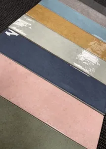 Deze wandtegels met verouderde kanten bestaan in verschillende kleuren. Zoals licht blauw, geel, roze of groen.