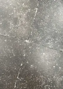 Verouderde blauwsteen tegels 20x20cm met antico randen te koop in de outlet van Top Tegel 04.