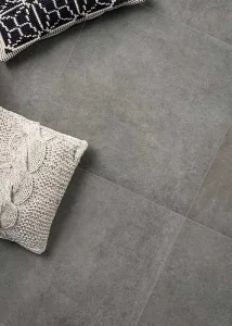 Donker grijze betonlook tegels met een matte structuur te koop in de outlet van TopTegel