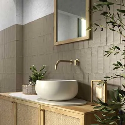 Stijlvolle badkamer met Revoir Paris Provence Taupe wandtegels. De matte afwerking en zachte golving zorgen voor een rustgevend en natuurlijk effect. Tijdloze keuze voor elk interieur. Te koop bij Top Tegel 04 in Ieper, West-Vlaanderen – ook beschikbaar uit voorraad.