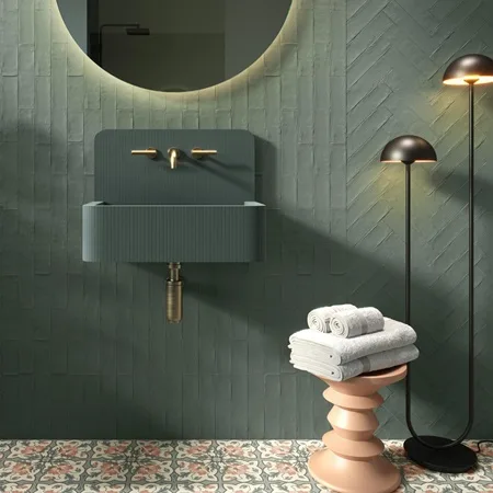 Moderne badkamer met wandtegels Revoir Paris Provence in kleur Petrol, geplaatst in visgraatpatroon. De diepe blauwe groentint en het subtiel golvend oppervlak zorgen voor een luxueuze, dynamische uitstraling. Perfect voor accentwanden. Verkrijgbaar bij Top Tegel 04.