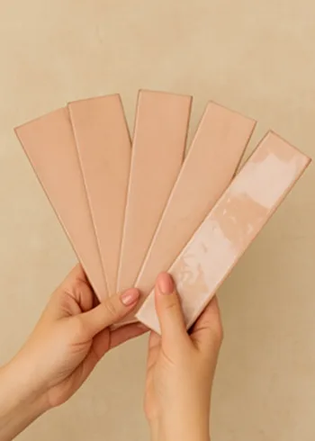 Deze landelijke licht roze wandtegels passen perfect in een cottage of retro interieur. 