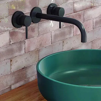Langwerpige rechthoekige wandtegels in vieux rose als spatwand in een moderne keuken met groene wasbak 