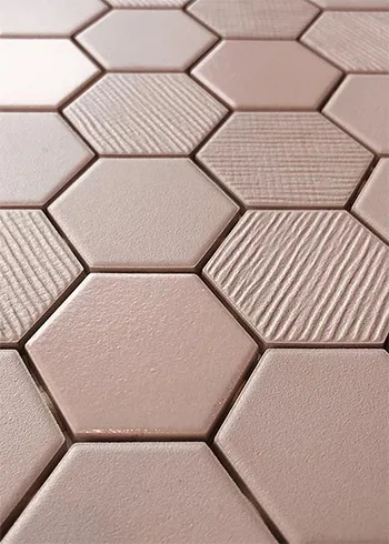 Roze hexagon mozaïek te koop bij Top Tegel 04 in Geluveld. Dit ligt tussen Ieper, Kortrijk en Roeselare. Kom langs naar onze showroom en ontdek onze collectie mozaïek tegels. 