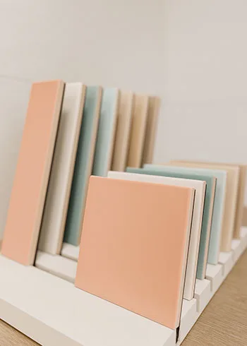 Deze collectie wandtegels bestaat uit verschillende retro pastel kleuren. 