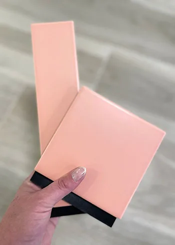 Deze retro wandtegels bestaan in 2 verschillende formaten. Vierkant 12.5x12.5cm en langwerpig 6x25cm. Perfect voor wie op zoek is naar een interieur in moderne retro stijl. 