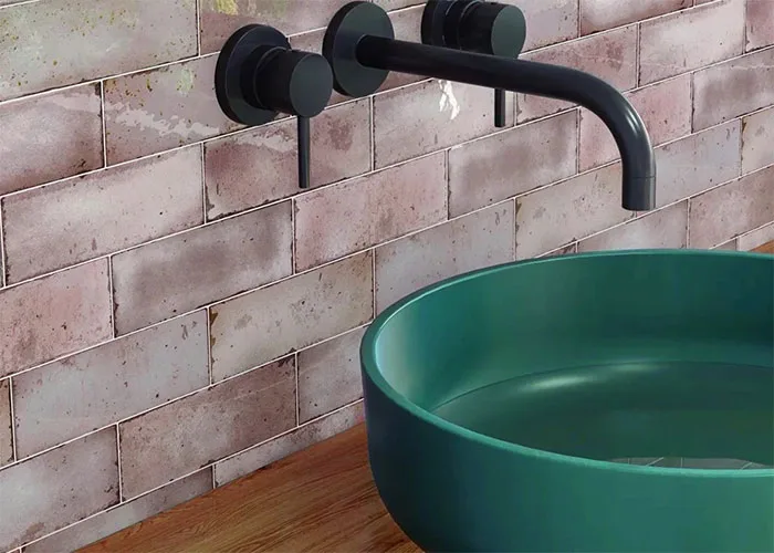 Roze wandtegels langwerpig in landelijke stijl, ideaal voor keuken of badkamer, te koop bij TopTegel 04 in West-Vlaanderen.