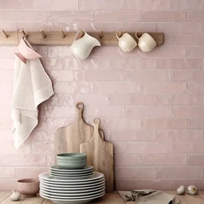 In deze landelijke keuken werden licht roze wandtegels aan de spatwand geplaatst. Door ze halfsteen te plaatsen benadruk je de landelijke stijl van deze tegels. 