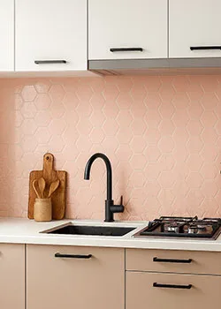 De Hexa-reeks van WOW Design brengt de charme van traditionele zelliges in een moderne hexagonvorm. Met hun glanzende afwerking en subtiele kleurnuances creëren deze tegels een levendig en ambachtelijk effect. Het uitgebreide kleurenpalet – van zachte pastels tot diepe, rijke tinten – maakt ze geschikt voor elk interieur. Perfect voor wie een uniek accent zoekt in badkamer, keuken of eyecatcherwand.