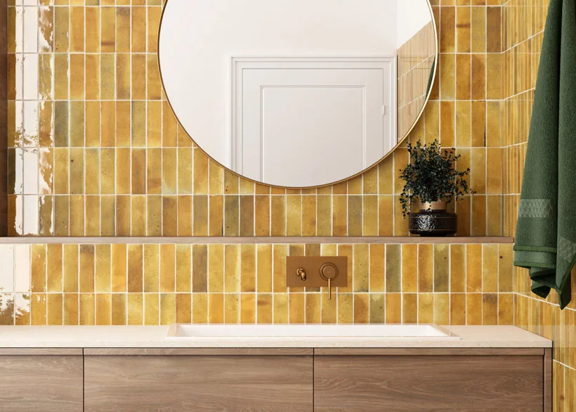 Oker gele wandtegels in een landelijk interieur zorgen voor een warme, zonnige uitstraling met karakter. De glanzende afwerking versterkt het licht en brengt extra diepte in de ruimte. Kom langs naar onze showroom nabij Ieper en ontdek jouw droomtegel voor je badkamer, keuken of toilet. 