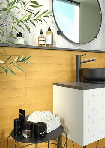 Moderne zwart-witte badkamer met oker gele wandtegels van Revoir Paris Provence. De warme karameltint doorbreekt het contrast en zorgt voor een stijlvol accent met karakter.