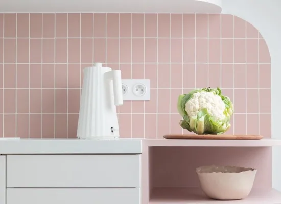 keuken met roze volkeramische tegels 10x10 cm als spatwand boven werkblad, inspiratie kleine tegels voor keuken en badkamer vergelijkbaar met winckelmans topcer en pavigres tegels te koop bij top tegel 04 in ieper