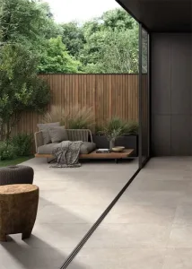 In onze tegel outlet vind je deze restpartij keramische terrastegels in beige natuursteenlook 90x90x2cm. Kom langs naar onze outlet in West Vlaanderen en ontdek onze volledige collectie outlet terrastegels.