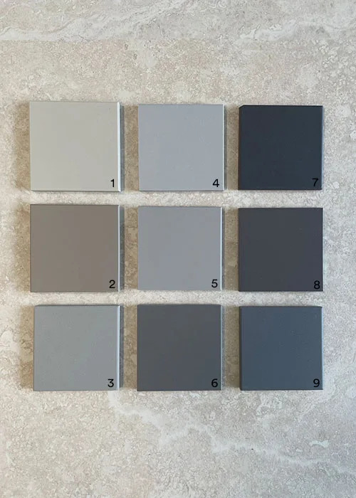 Grijze retro tegels 10x10 van Winckelmans, Topcer en Pavigres zijn de ideale keuze voor wie houdt van een zachte, tijdloze uitstraling. Dankzij de vele tinten grijs creëer je moeiteloos diepte en nuance, zonder dat het geheel zwaar aanvoelt. Perfect voor badkamers, keukens of een stijlvolle nis. Te ontdekken in onze toonzaal in West-Vlaanderen, tussen Ieper, Kortrijk en Roeselare, met keuze uit meer dan 70 kleuren ongeglazuurde keramische full-body tegels.