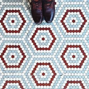 vloer met kleine mozaïektegels in geometrisch patroon met rood blauw en wit, klassieke tegelvloer inspiratie met tegels vergelijkbaar met winckelmans topcer en pavigres verkrijgbaar bij top tegel 04 ieper