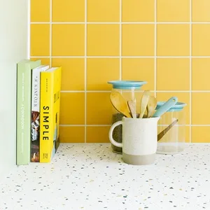 keuken met gele wandtegels 10x10 cm als spatwand boven werkblad, moderne keuken inspiratie met kleine keramische tegels zoals winckelmans topcer en pavigres te koop bij top tegel 04 ieper