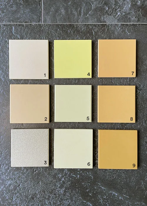 Gele wandtegels 10x10 in een modern interieur, keramische tegeltjes van Winckelmans, Pavigres en Topcer voor keuken, badkamer en toilet, warme en retro uitstraling