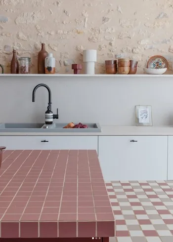 moderne keuken met roze tegels 10x10 cm op werkblad en vloer in dambord patroon, retro keuken inspiratie met kleine keramische tegels zoals winckelmans topcer en pavigres te bekijken bij top tegel 04 ieper
