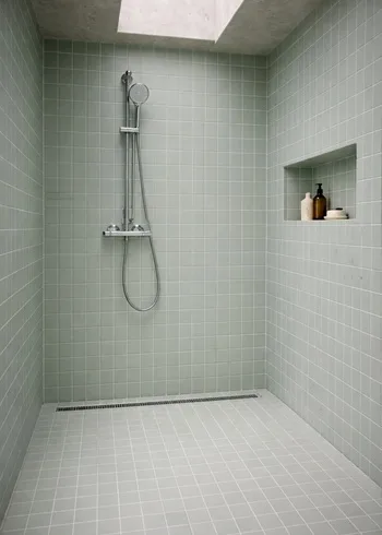 inloopdouche met kleine groene keramische tegels 10x10 cm op wand en vloer, moderne badkamer met nis en kleine tegels zoals winckelmans topcer en pavigres te bekijken bij top tegel 04 ieper