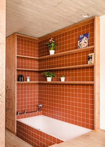 badkamer met terracotta keramische tegels 10x10 cm op wand en badombouw, warme retro badkamer inspiratie met kleine tegels zoals winckelmans topcer en pavigres te koop bij top tegel 04 ieper
