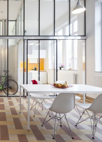 moderne keuken met vloer in kleine keramische tegels in warm retro patroon, inspiratie vloer met kleine tegels zoals winckelmans topcer en pavigres verkrijgbaar bij top tegel 04 ieper