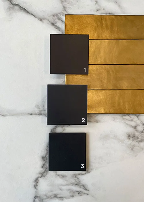 Zwarte retro tegels 10x10 op vloer en wand in een modern interieur, keramische tegeltjes van Winckelmans, Pavigres en Topcer, geschikt voor keuken, badkamer en toilet