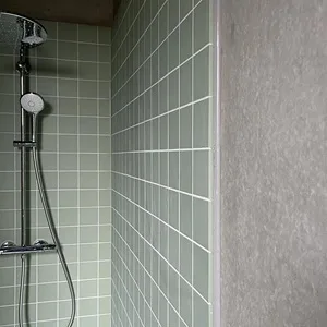 inloopdouche met groene keramische wandtegels 10x10 cm, moderne badkamer inspiratie met kleine tegels zoals winckelmans topcer en pavigres te koop bij top tegel 04 in ieper