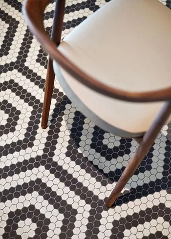 vloer met zwart witte hexagon mozaïektegels in grafisch patroon, kleine keramische vloertegels voor keuken hal of badkamer inspiratie, vergelijkbaar met winckelmans topcer en pavigres tegels te koop bij top tegel 04 ieper