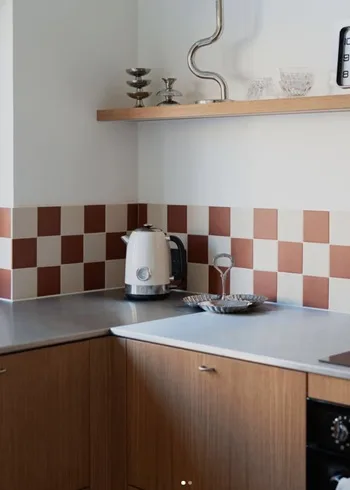 keuken met kleine keramische tegels in geblokt patroon als spatwand, retro keuken inspiratie met kleine tegels in warme kleuren